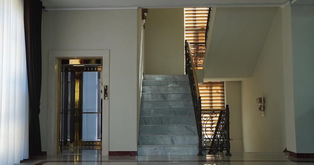 Interior with elevator — BOSHIDAN Hotel