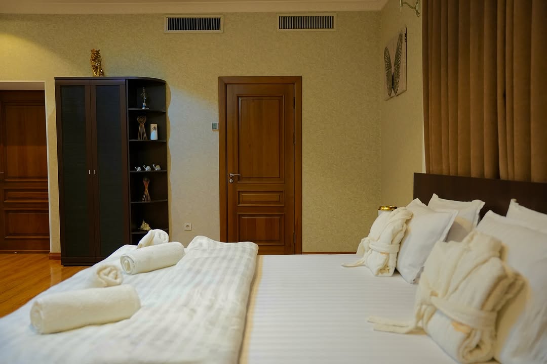 Room with a large bed — BOSHIDAN Hotel