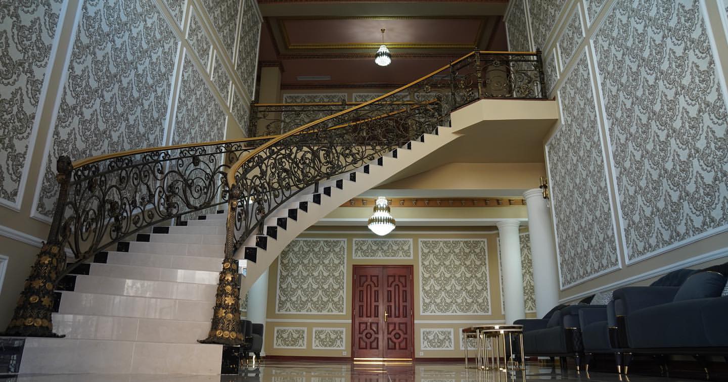 Grand staircase, bronze railing — BOSHIDAN Hotel